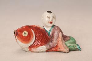 001522五彩塑童子抱鲤水滴