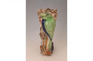 001427五彩塑鹦鹉壁瓶“吴明成”款