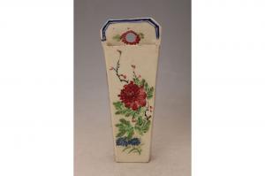 001441五彩花卉纹壁瓶