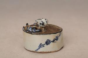 001530蓝彩贴塑花卉动物纹笔洗