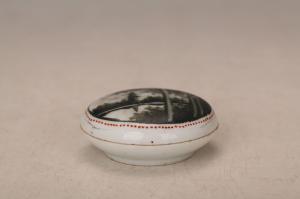 001540墨彩山水纹圆形印盒