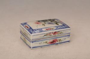 001541大窑五彩花卉纹方形印盒“胜记”款