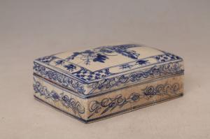 001544青花博古纹方形印盒“老华峰”款