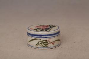 001548青花红绿彩花卉纹印盒