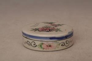 001549青花红绿彩花卉纹印盒