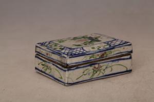 001550青花红绿彩花卉纹长方形印盒