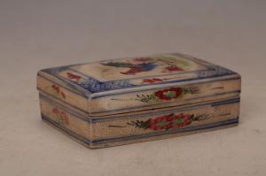 001551“胜记督造”款五彩公鸡花卉纹长方形印盒