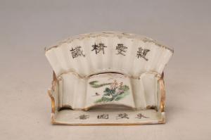 001559五彩描金山水纹“东壁图书”扇型笔插