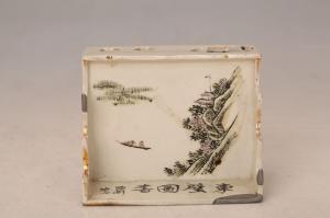 001561五彩山水纹“东壁图书”文具架“荣利”款