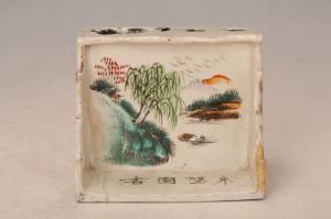 001562五彩山水纹“东壁图书”文具架“荣利”款