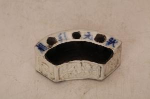 001568“状元拜相”蓝彩印花人物纹笔洗