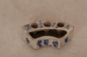 001570“三元吉弟”蓝彩印花人物纹笔洗