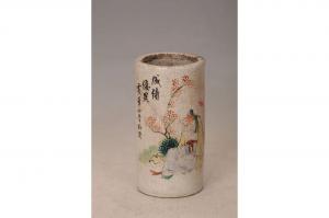 001488五彩人物纹“震华小学校奖”笔筒“荣利”款