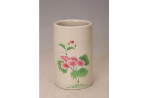 001490喷彩花卉图案纹笔筒“荣利”款