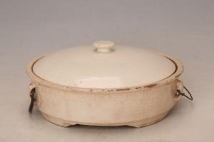 001598白釉双耳三足盖钵“如合”款