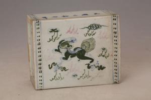 001613红绿彩山水纹“二十七年”方型枕“双玉”款