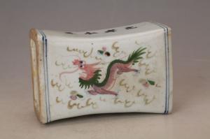 001614“玉记出品”款红绿彩龙纹枕