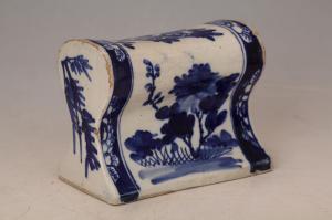 001621蓝彩花卉纹枕