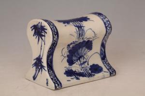 001622“陶真玉”款蓝彩花卉纹枕