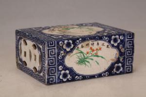 001624“华南瓷厂出品”款五彩花卉纹枕