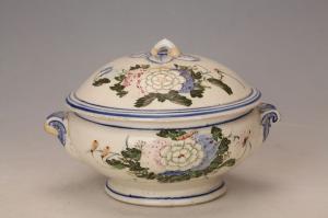 001639“鸿记玩玉”款五彩花卉纹盖盅