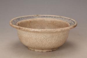 001206白釉开片纹青花缠枝花卉纹折沿洗