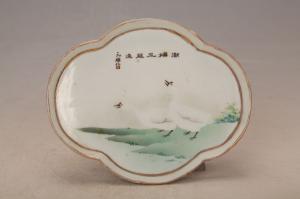 001211“潮梅工厂造元耀作”款彩狮头鹅纹海棠式托盘