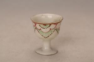 001222五彩花卉纹高足杯