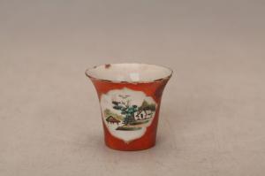 001233珊瑚红地开光五彩山水纹杯