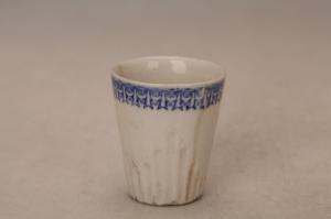 001241白釉口沿青花花卉纹杯