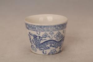 001244白釉青花印花龙纹对杯