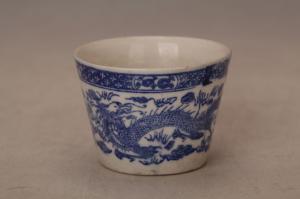 001247白釉青花印花龙纹对杯