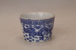 001252蓝彩龙纹杯