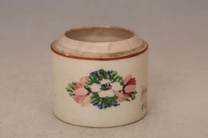 001300五彩花卉纹罐