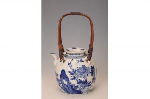 001648青花花蝶纹油壶“长胜”款