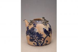 001651“荣利”款蓝彩花鸟纹提梁壶