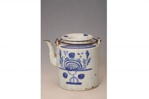 001659“三玉造”款青花花卉纹提梁壶