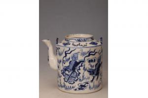 001668蓝彩双狮戏球纹提梁壶