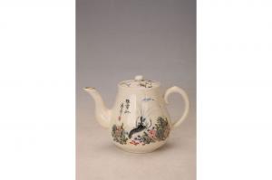 001669五彩鱼藻纹小茶壶“长胜督造”款