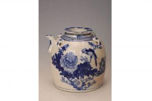 001674“陶似玉造”款蓝彩花鸟纹提梁壶