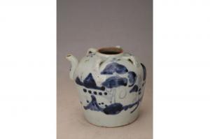 001679“兴玉”款青花山水纹提梁壶