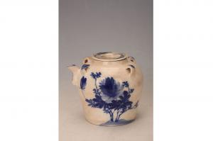 001682“陶似玉造”款蓝彩花卉纹提梁壶