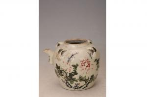 001685五彩花卉纹提梁壶