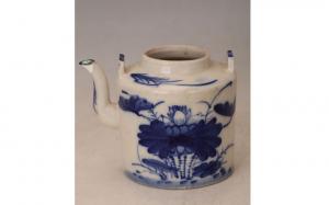 001686“如合”款蓝彩莲池纹提梁壶