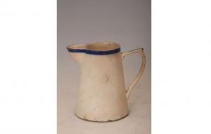 001697白釉口沿描青花凹口把壶