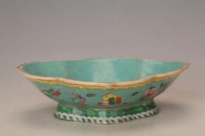 001732粉彩花卉图案纹海棠盘“兴合督造”款