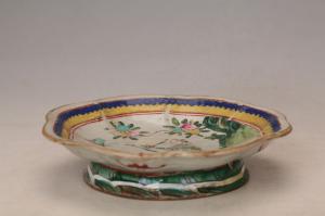 001734粉彩人物纹花口盘