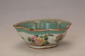 001736粉彩花蝶纹花口碗