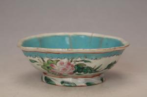 001737粉彩花蝶纹花口碗