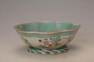 001739粉彩花蝶纹花口碗